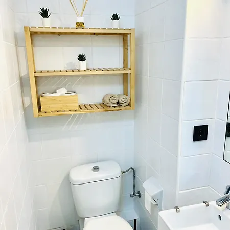 Beautiful Brand New Study 24-hour Reception Apartment